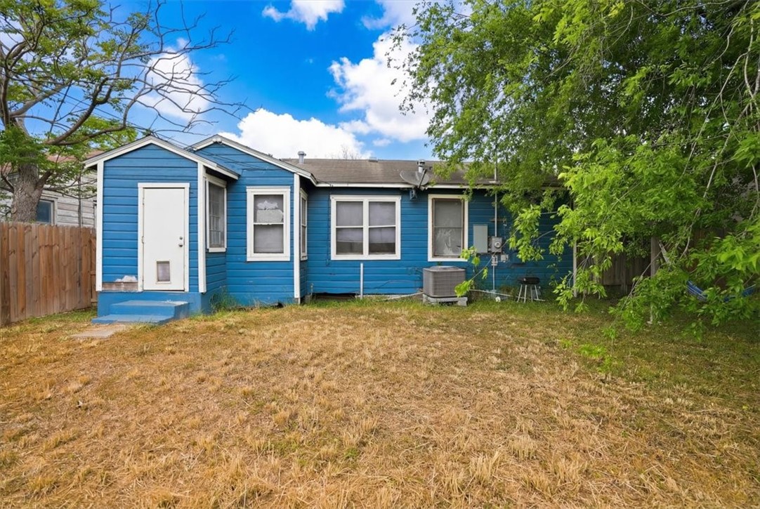 3633 Chestnut Street Corpus Christi, TX 78411 - Photo 5 of 22 a view of a house with a garden