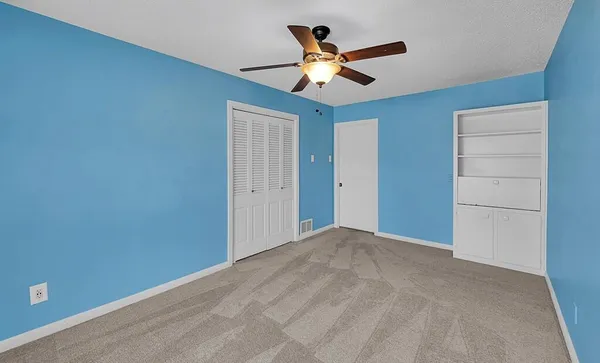 a view of a livingroom with a ceiling fan
