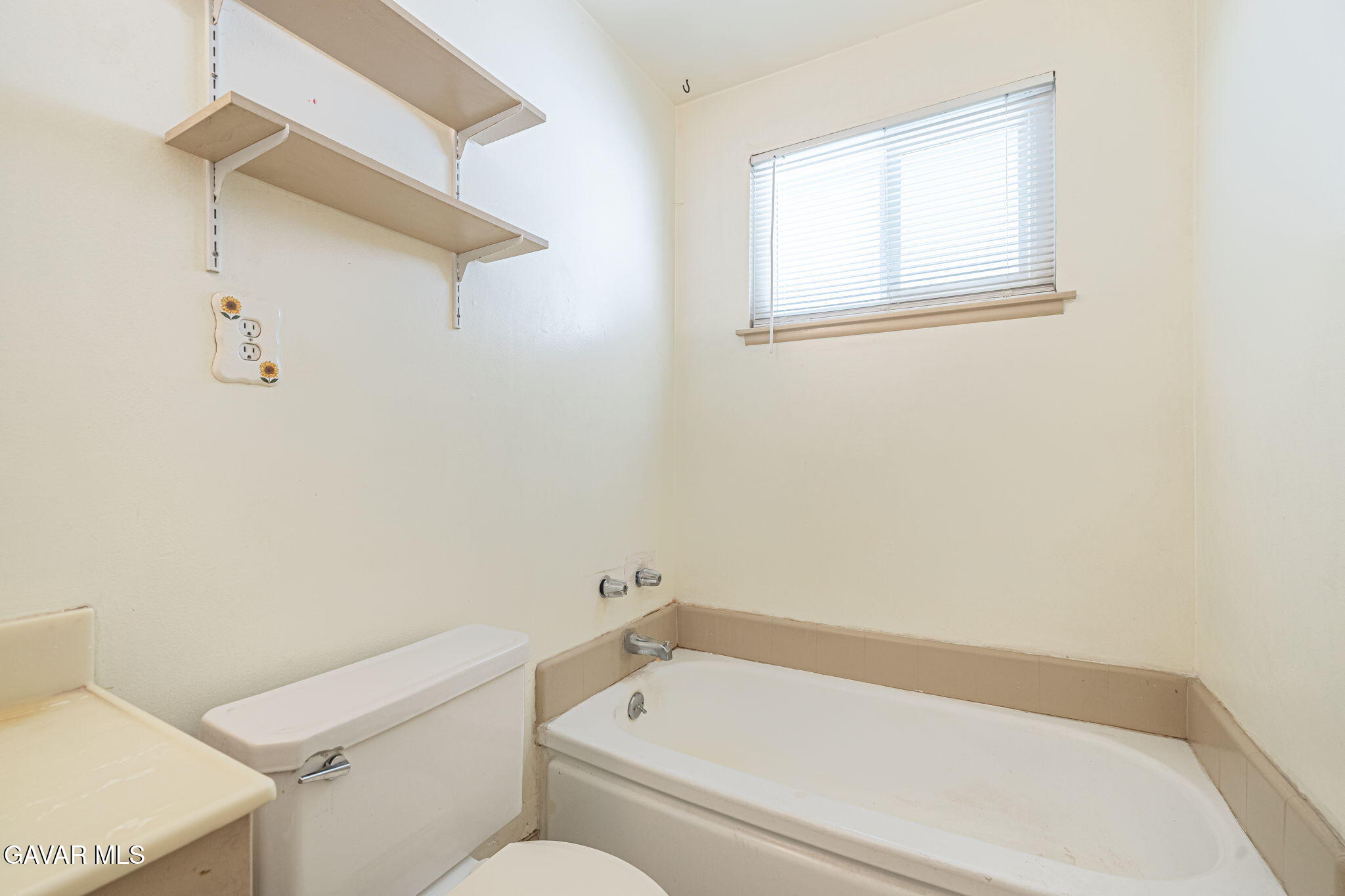 45309 Newtree Avenue Lancaster, CA 93534 - Photo 20 of 35 a bathroom with a bathtub and toilet
