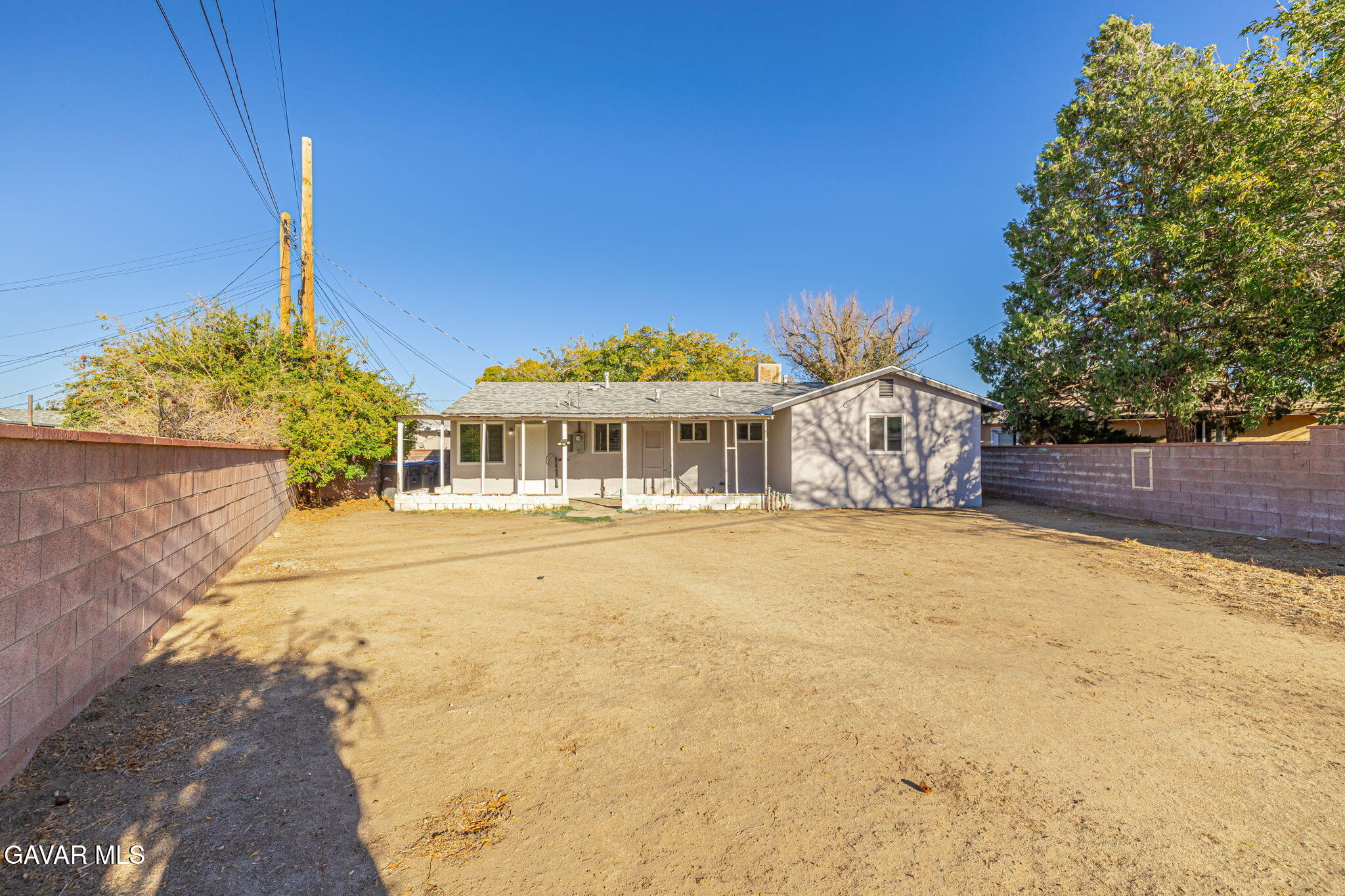 45309 Newtree Avenue Lancaster, CA 93534 - Photo 33 of 35 a front view of house with yard