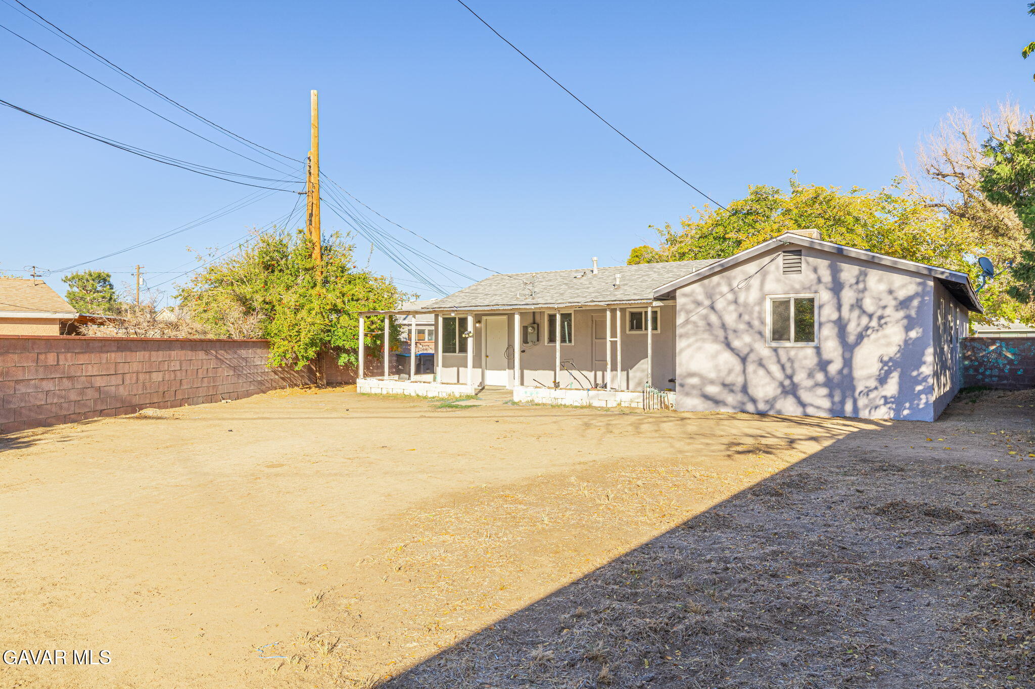 45309 Newtree Avenue Lancaster, CA 93534 - Photo 34 of 35 a front view of a house with a garden
