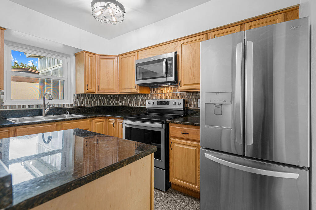 641 Cornwall Terrace Mary Esther, FL 32569 - Photo 19 of 40 Kitchen