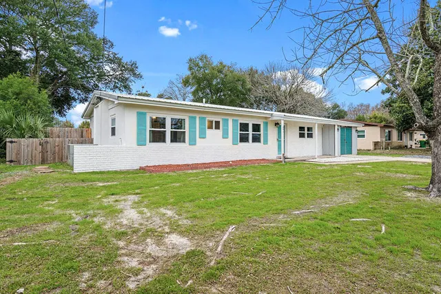 a view of a house with a backyard