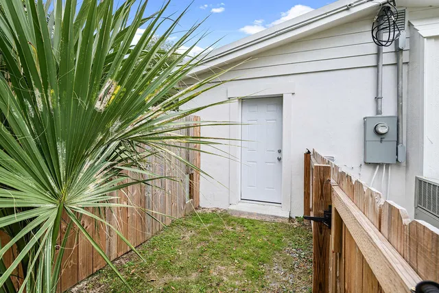 a view of a backyard