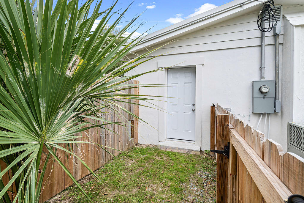 641 Cornwall Terrace Mary Esther, FL 32569 - Photo 30 of 40 Side Entrance