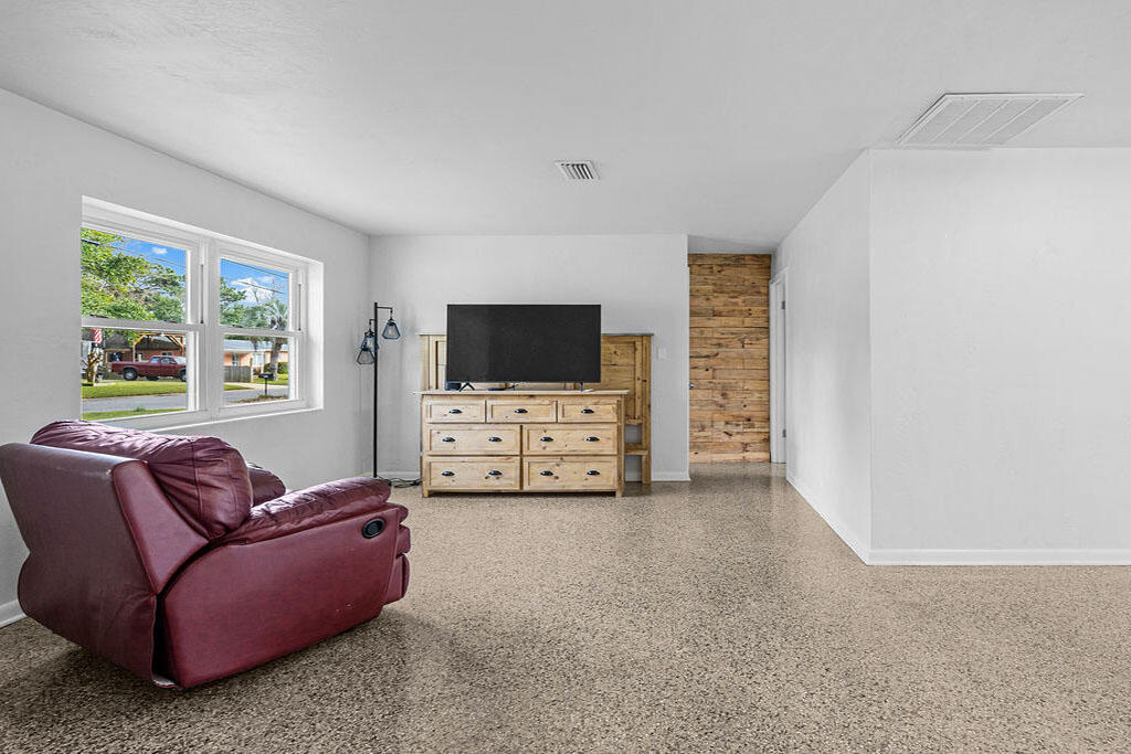 641 Cornwall Terrace Mary Esther, FL 32569 - Photo 5 of 40 Living Room