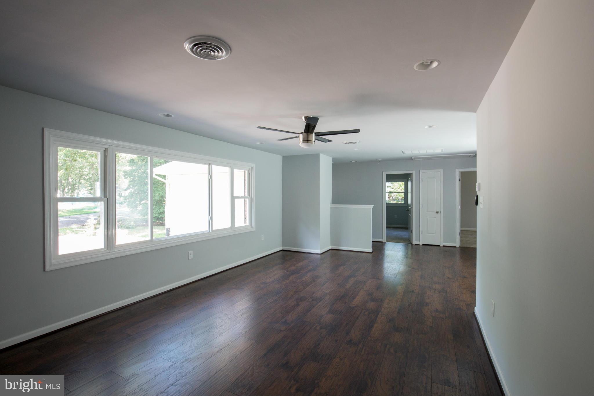 1528 Friendly Road Pasadena, MD 21122 - Photo 8 of 27 Living Room