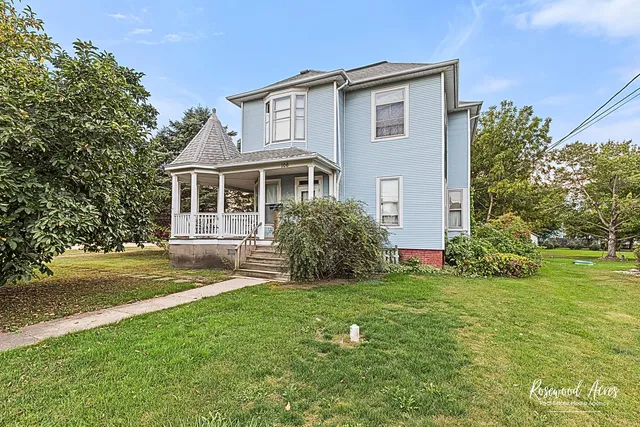 a view of a house with a yard and plants