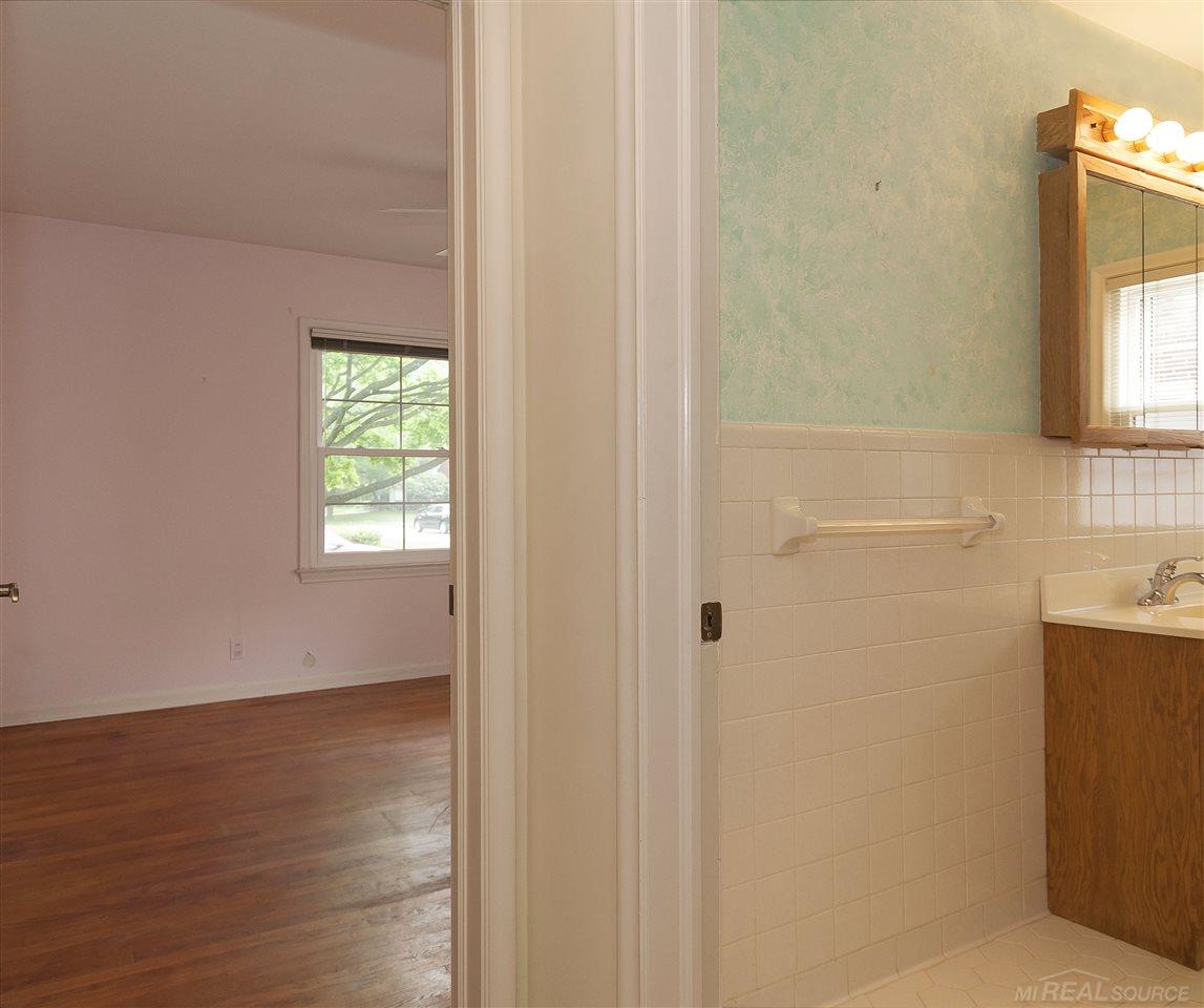 1220 Fairholme Road Grosse Pointe, MI 48236 - Photo 19 of 41 31350674-18.JPG