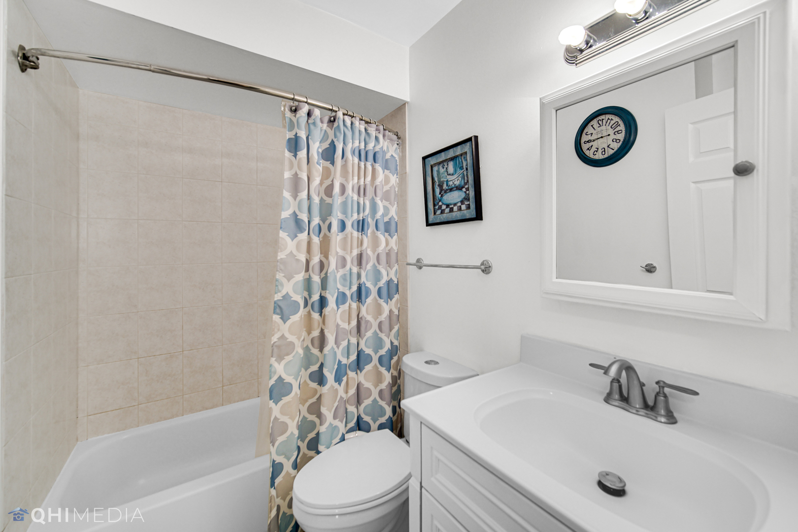 232 Inverrary Lane, Unit 232 Deerfield, IL 60015 - Photo 19 of 27 a bathroom with a sink a toilet and a bathtub