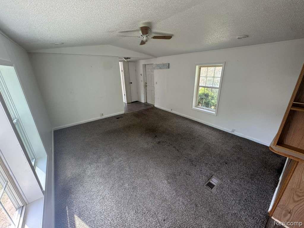 4404 Davison Road Burton, MI 48509 - Photo 5 of 17 5.jpeg