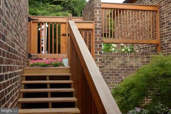 2129 Cabots Point Lane Reston, VA 20191 - Photo 3 of 29 Front Stairs from street