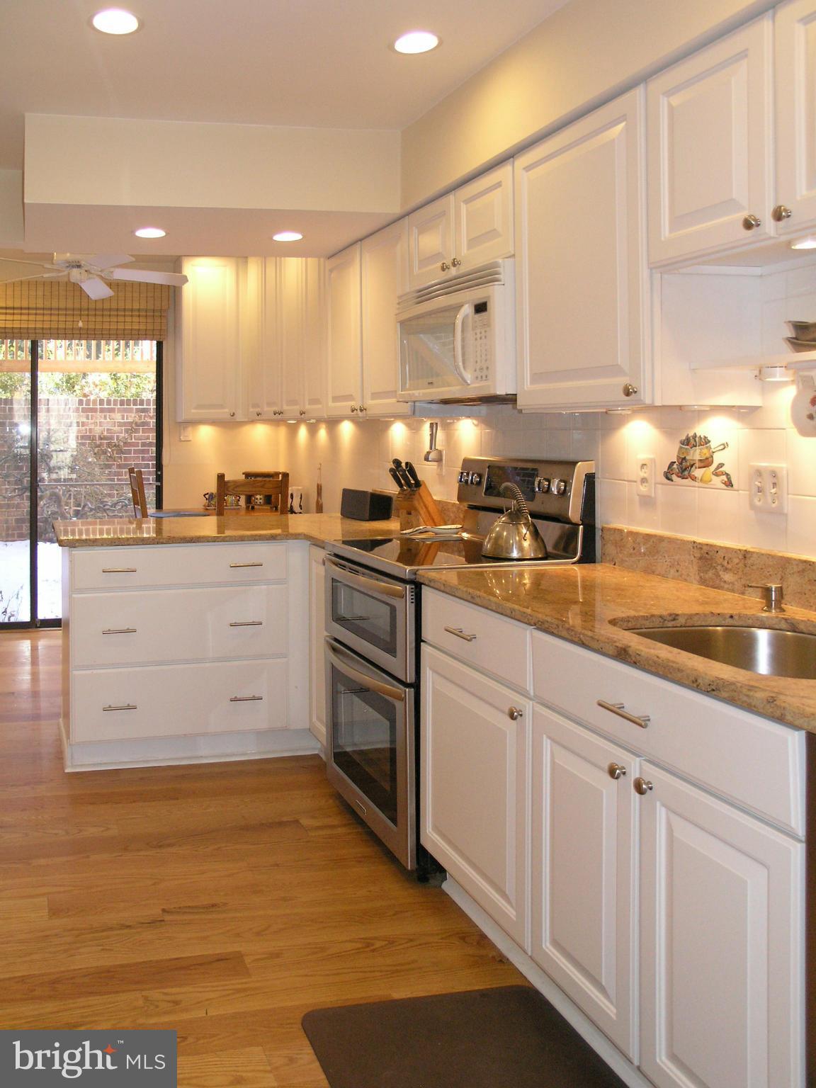 2129 Cabots Point Lane Reston, VA 20191 - Photo 6 of 29 Kitchen