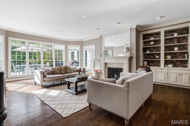 $1,250,000 | 1084 Greystone Manor Parkway, Chesterfield, MO 63005