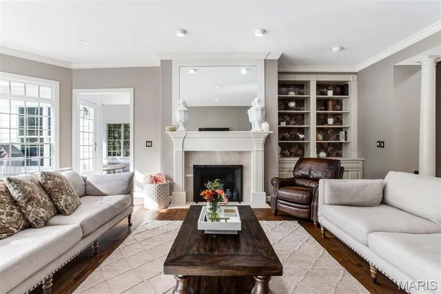 $1,250,000 | 1084 Greystone Manor Parkway, Chesterfield, MO 63005