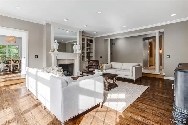 $1,250,000 | 1084 Greystone Manor Parkway, Chesterfield, MO 63005