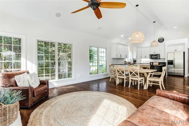 $1,250,000 | 1084 Greystone Manor Parkway, Chesterfield, MO 63005