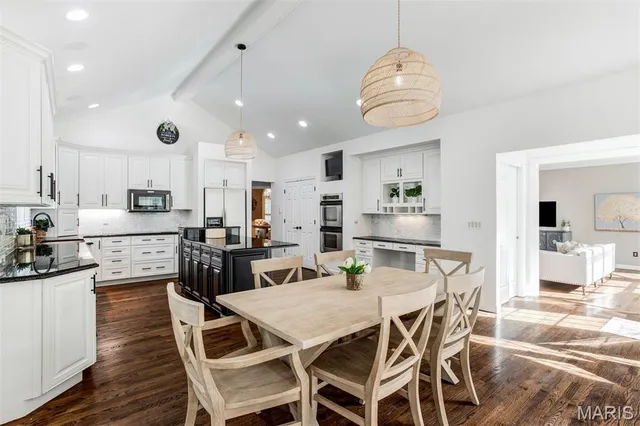 $1,250,000 | 1084 Greystone Manor Parkway, Chesterfield, MO 63005