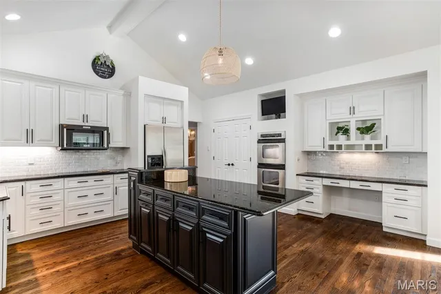 $1,250,000 | 1084 Greystone Manor Parkway, Chesterfield, MO 63005