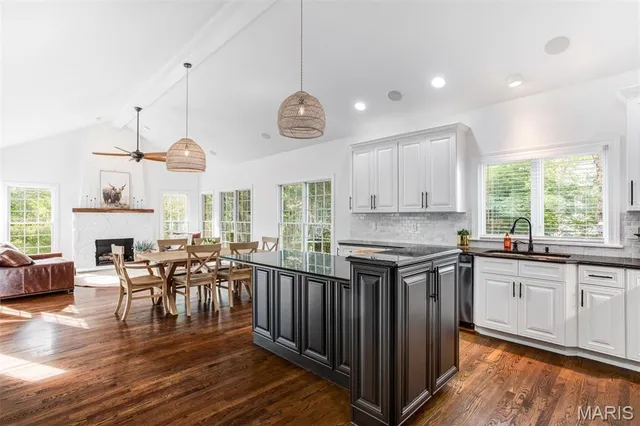 $1,250,000 | 1084 Greystone Manor Parkway, Chesterfield, MO 63005