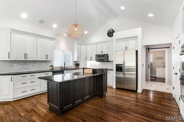 $1,250,000 | 1084 Greystone Manor Parkway, Chesterfield, MO 63005