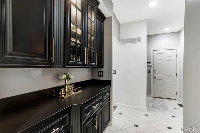 $1,250,000 | 1084 Greystone Manor Parkway, Chesterfield, MO 63005