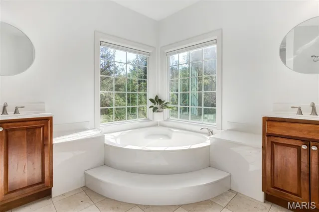 $1,250,000 | 1084 Greystone Manor Parkway, Chesterfield, MO 63005