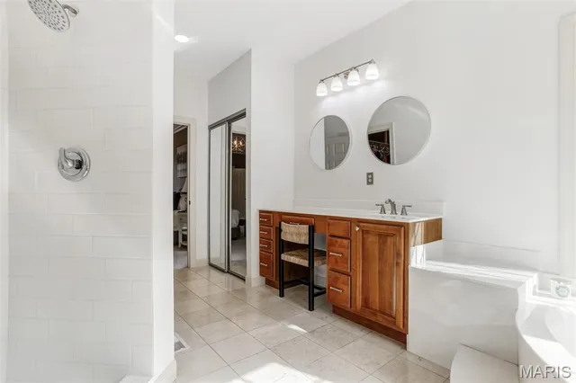 $1,250,000 | 1084 Greystone Manor Parkway, Chesterfield, MO 63005