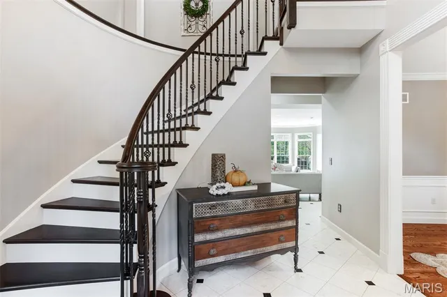 $1,250,000 | 1084 Greystone Manor Parkway, Chesterfield, MO 63005