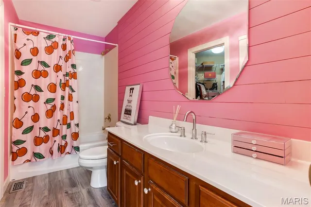 $1,250,000 | 1084 Greystone Manor Parkway, Chesterfield, MO 63005