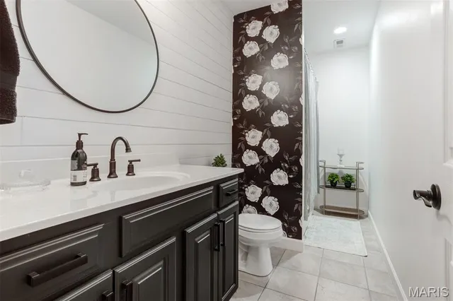 $1,250,000 | 1084 Greystone Manor Parkway, Chesterfield, MO 63005