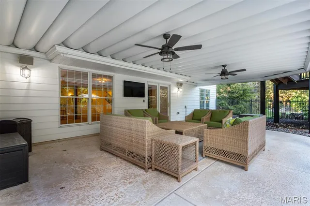 $1,250,000 | 1084 Greystone Manor Parkway, Chesterfield, MO 63005