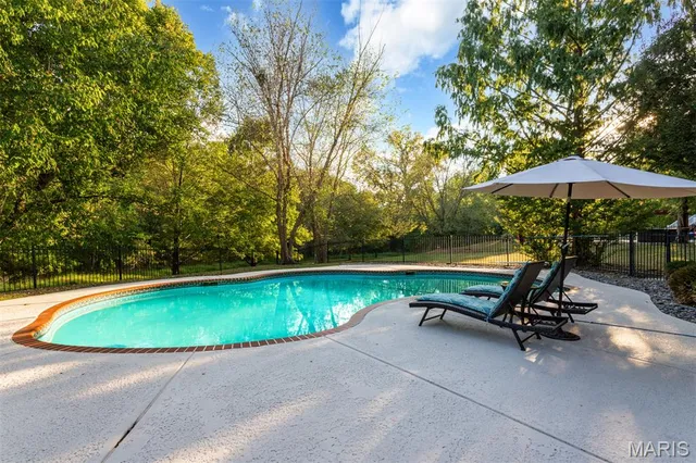 $1,250,000 | 1084 Greystone Manor Parkway, Chesterfield, MO 63005