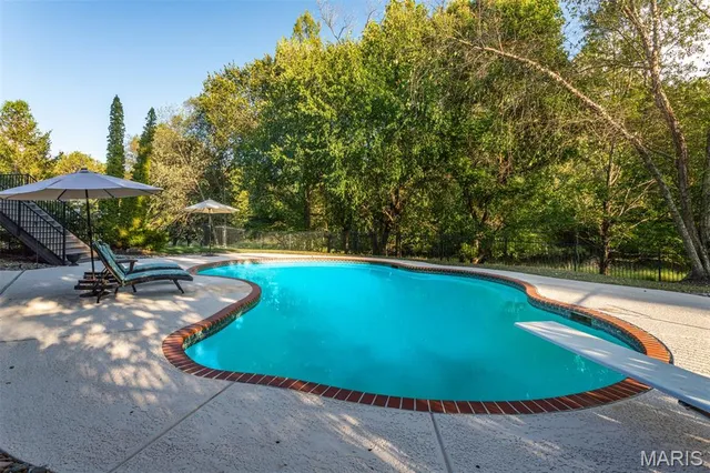 $1,250,000 | 1084 Greystone Manor Parkway, Chesterfield, MO 63005