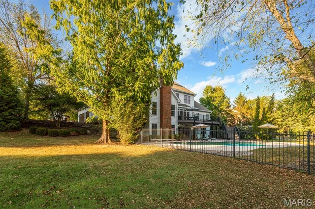 $1,250,000 | 1084 Greystone Manor Parkway, Chesterfield, MO 63005