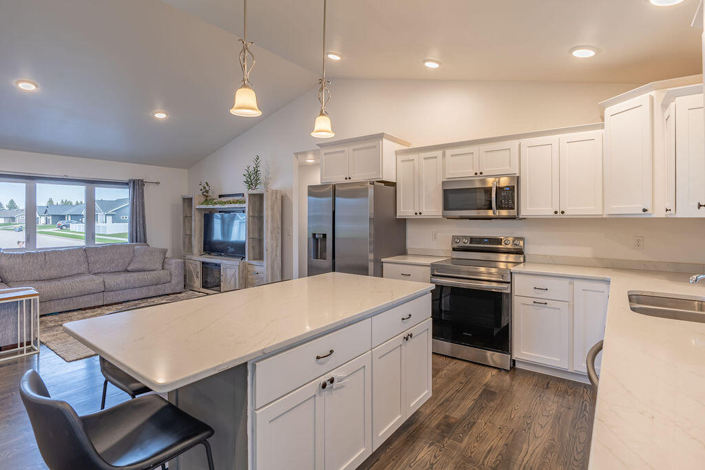 2102 Prairie Place Holmen, WI 54636 - Photo 9 of 41 AF70F1B1-3A15-4D28-BAAD-94110399AB7A