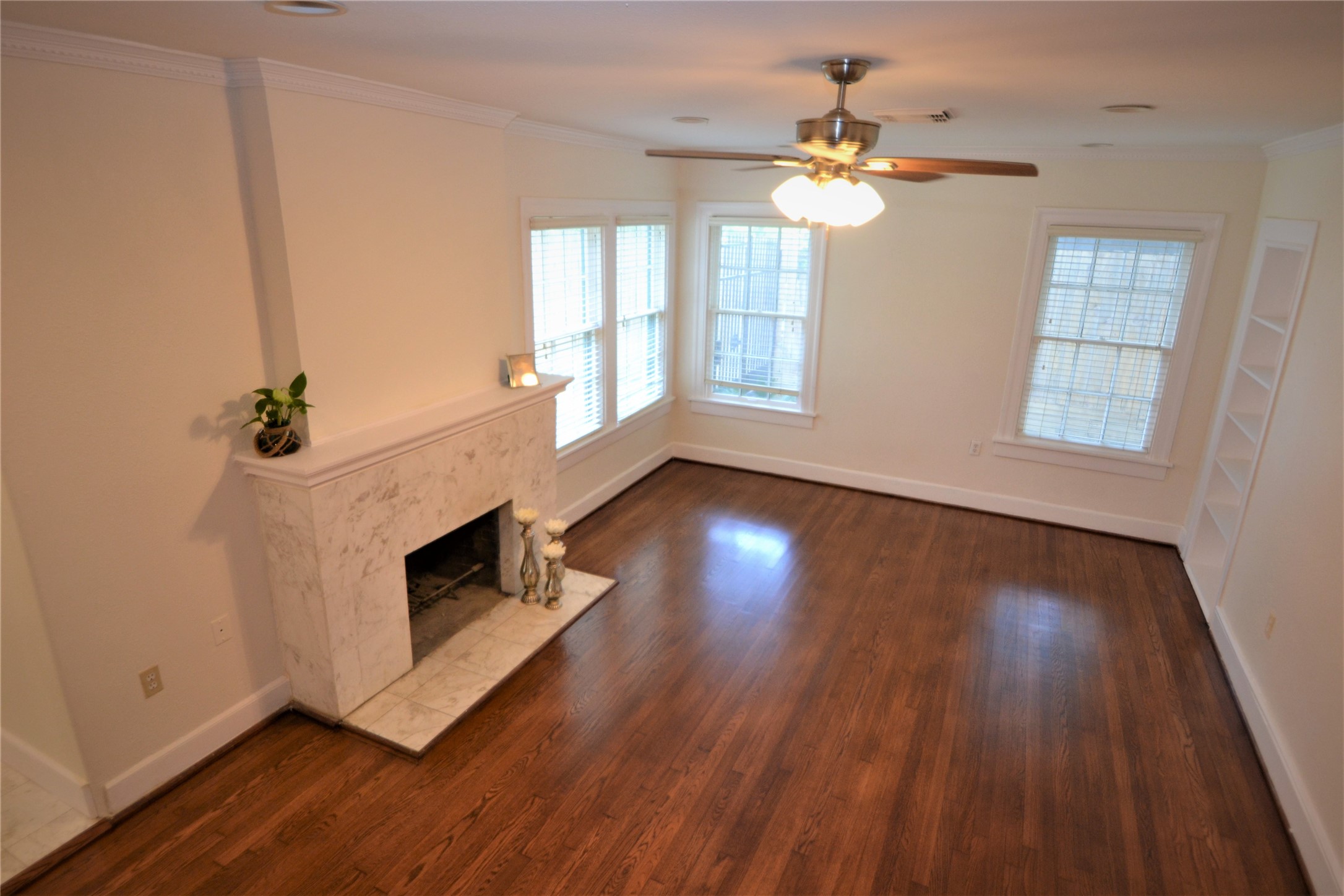 2135 Bissonnet Street Houston, TX 77005 - Photo 4 of 49 LIVING ROOM CEILING FAN LOTS OF NUTURAL LIGHTS.