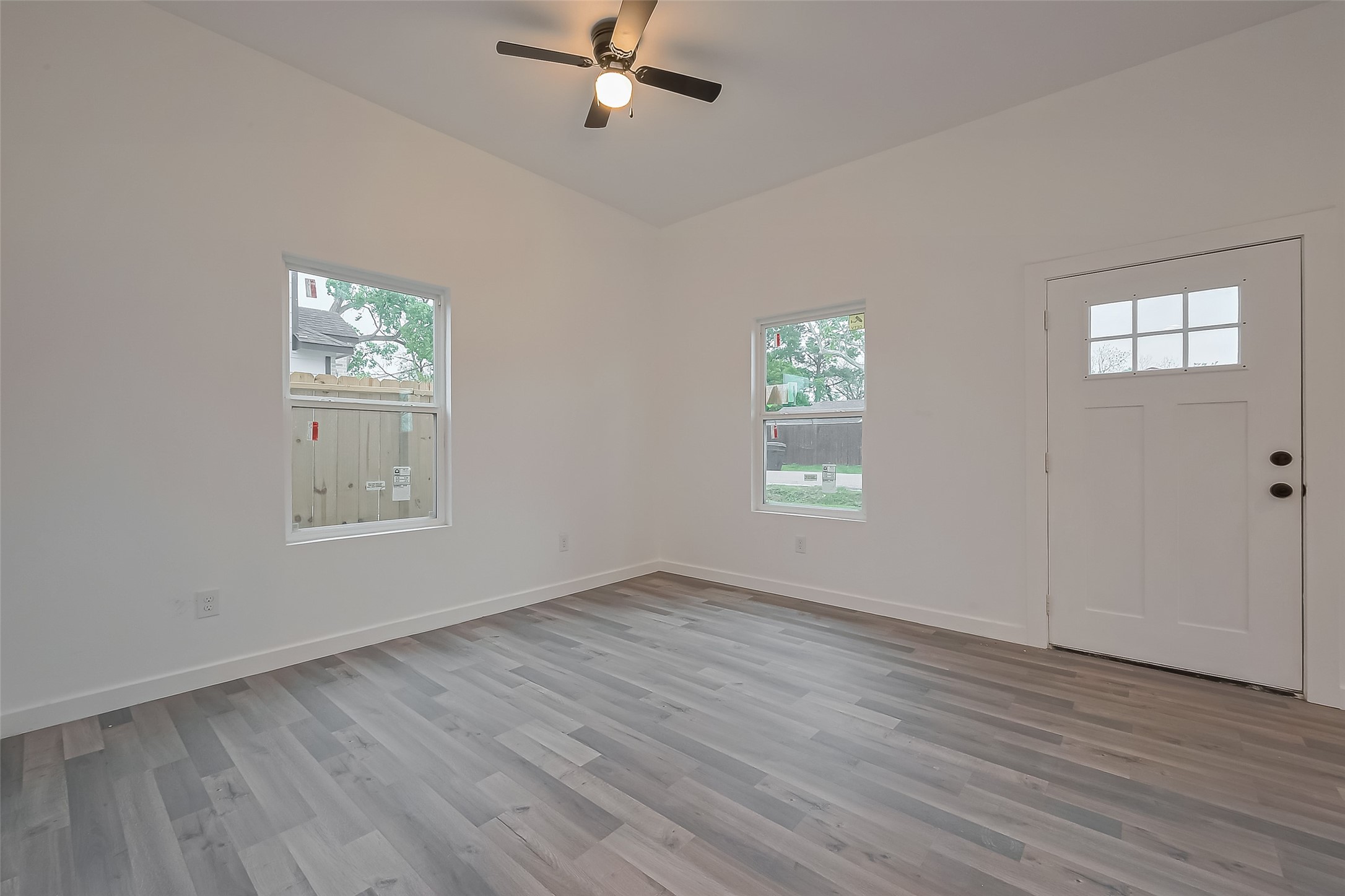 9005 Hilda Street Houston, TX 77033 - Photo 4 of 17