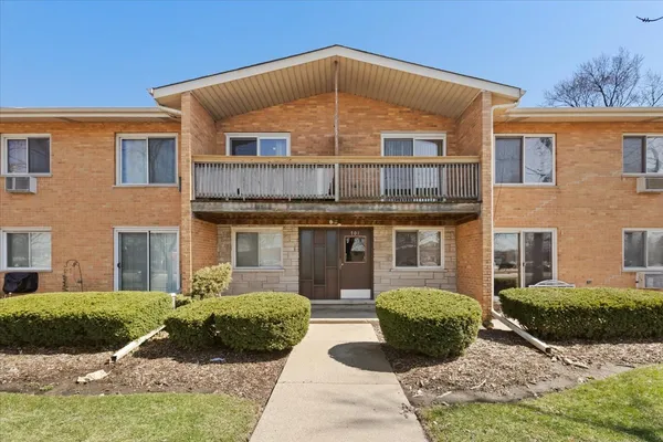 $195,000 | 701 Elmhurst Road, Unit H, Des Plaines, IL 60016