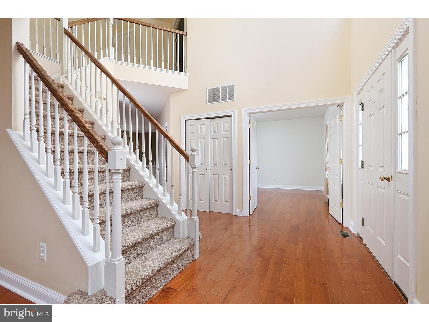 613 Devon Court Mickleton, NJ 08056 - Photo 2 of 25 Foyer