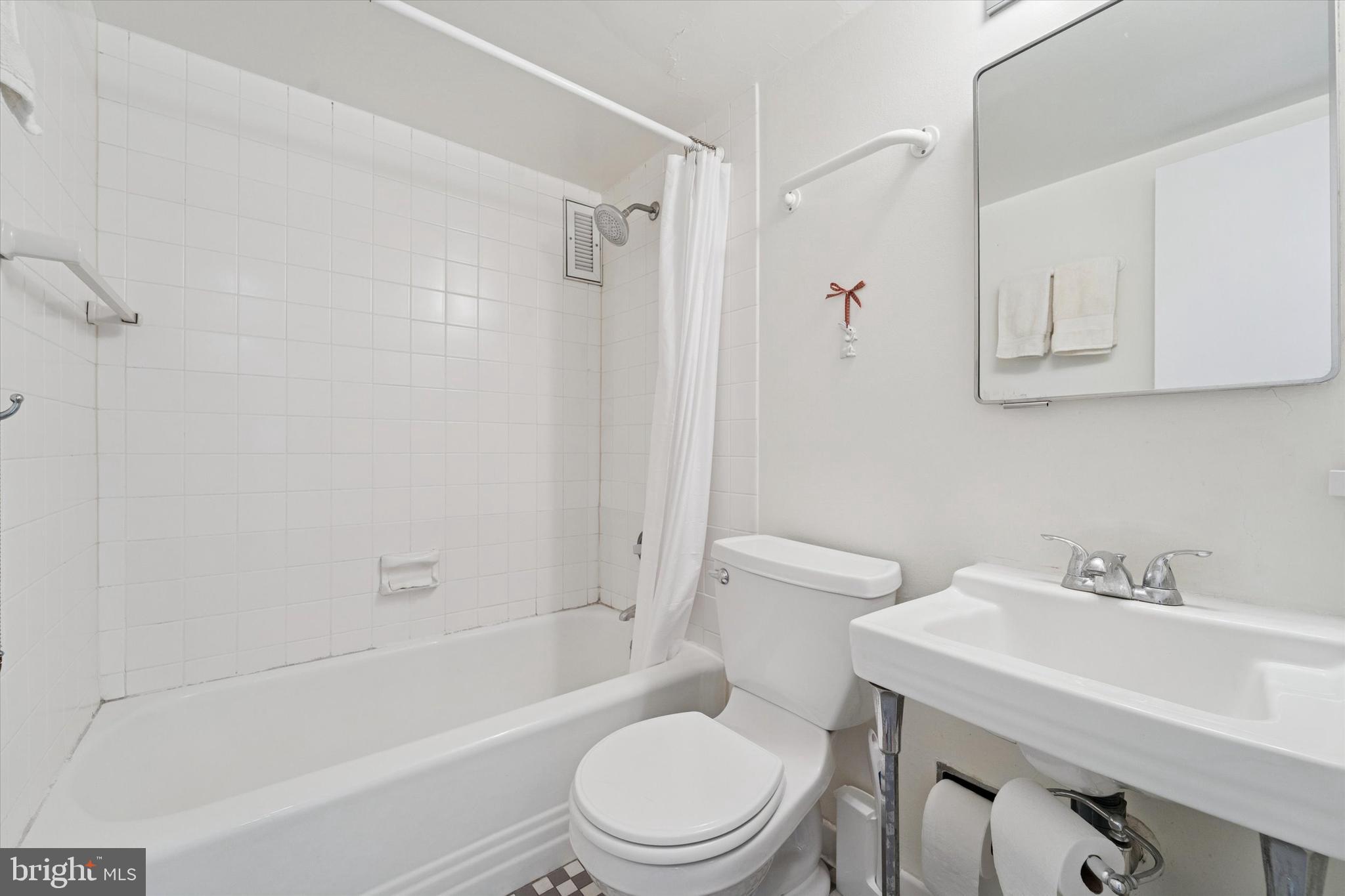 220 Locust Street, Unit 9HS Philadelphia, PA 19106 - Photo 10 of 28