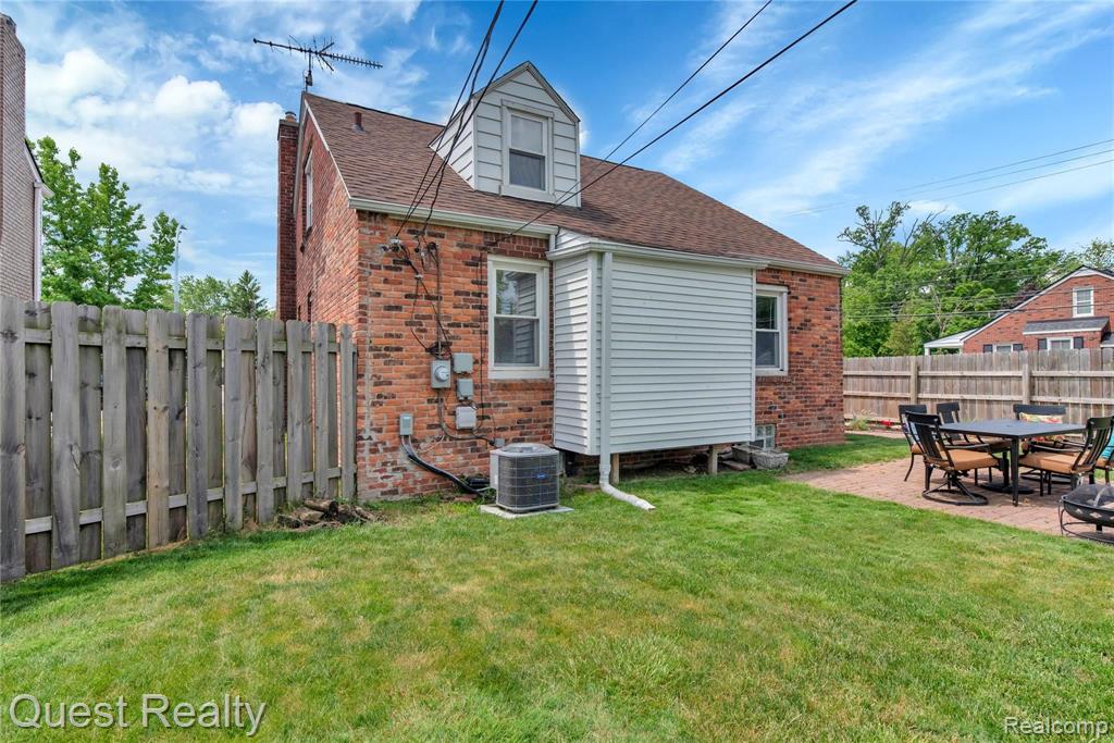 1268 Hampton Road Grosse Pointe Woods, MI 48236 - Photo 10 of 45