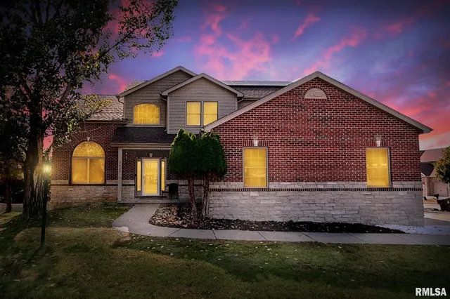 $495,000 | 7027 North Buckeye Drive, Edwards, IL 61528