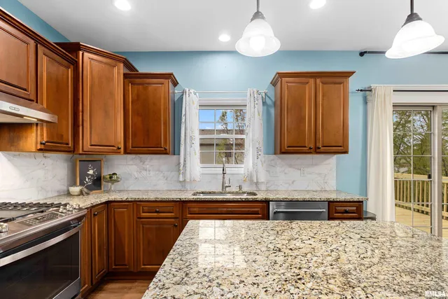 $495,000 | 7027 North Buckeye Drive, Edwards, IL 61528