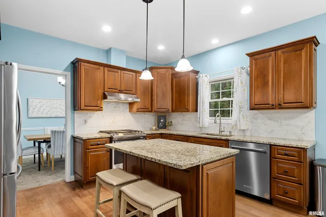 $495,000 | 7027 North Buckeye Drive, Edwards, IL 61528