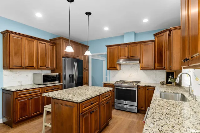 $495,000 | 7027 North Buckeye Drive, Edwards, IL 61528