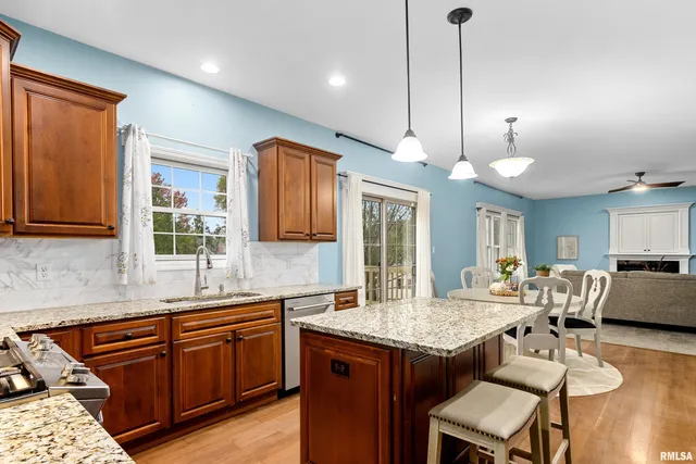 $495,000 | 7027 North Buckeye Drive, Edwards, IL 61528