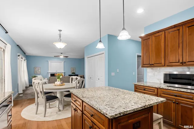 $495,000 | 7027 North Buckeye Drive, Edwards, IL 61528