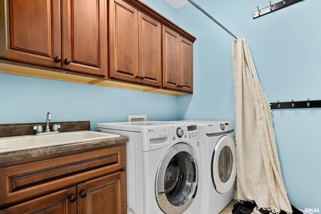 $495,000 | 7027 North Buckeye Drive, Edwards, IL 61528