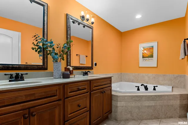 $495,000 | 7027 North Buckeye Drive, Edwards, IL 61528